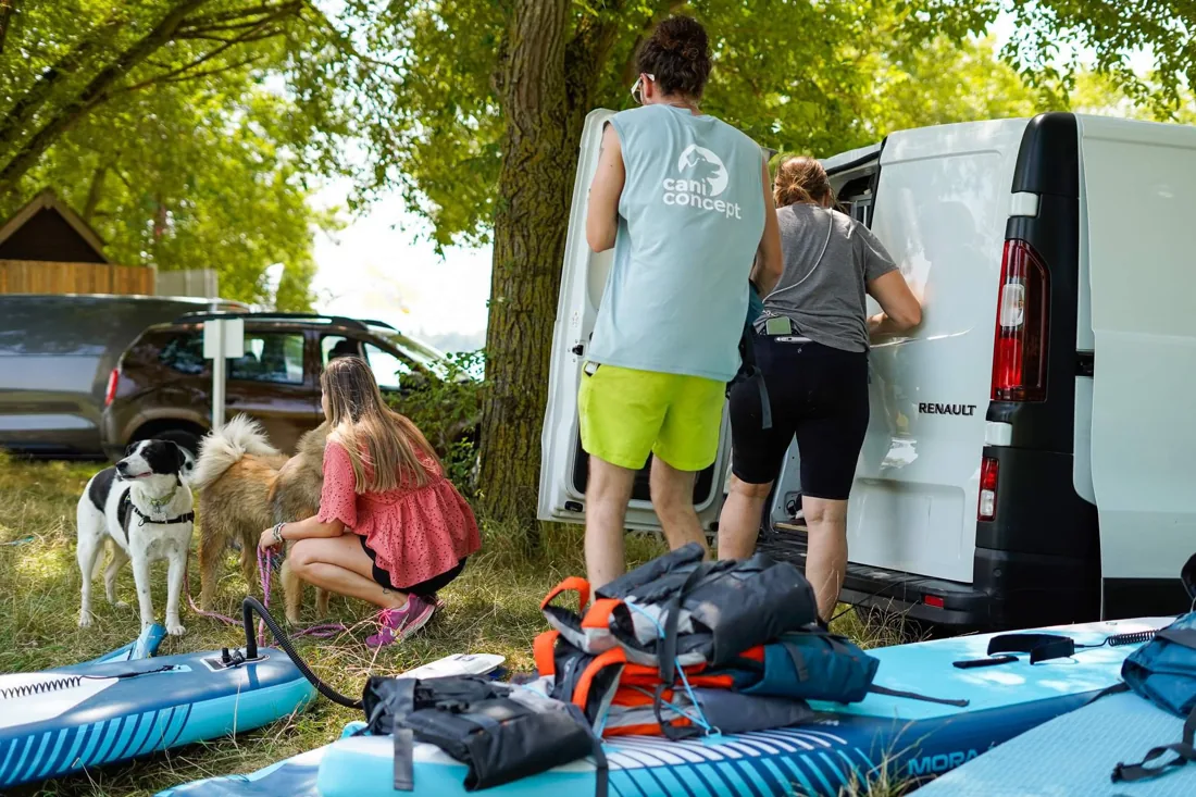 Préparation du matériel de cani-paddle Caniconcept près du véhicule avant la mise à l'eau