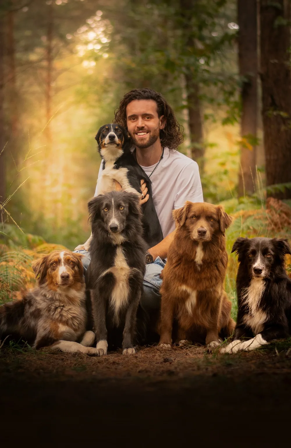 Florian Caniconcept entouré de ses trois chiens en forêt près de Rouen